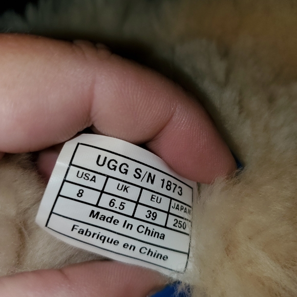 Ugg - Picture 4 of 5